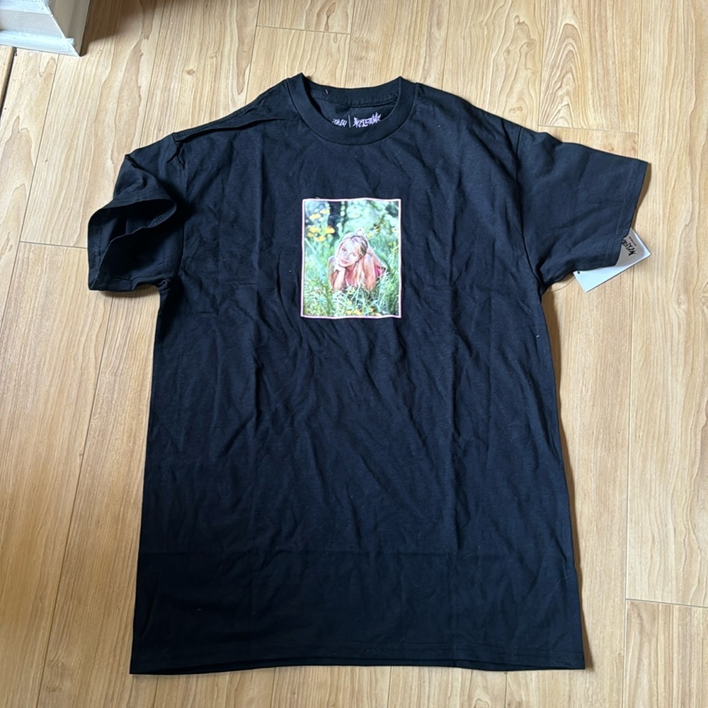BRITNEY SPEARS X WELCOME - DAISIES PUFF PRINT TEE - BLACK